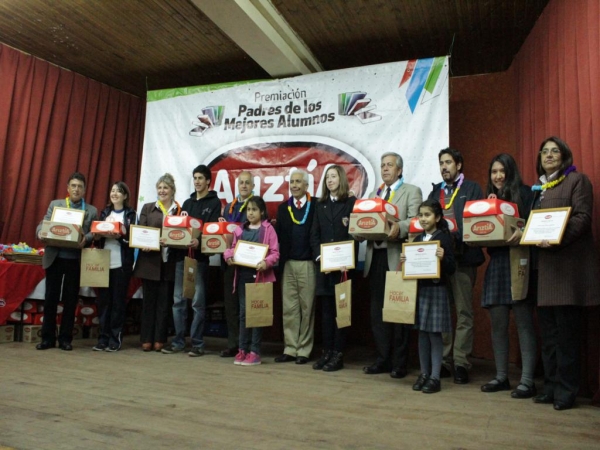 Empresa Ariztía premia a padres sanantoninos por el buen desempeño académico de sus hijos 