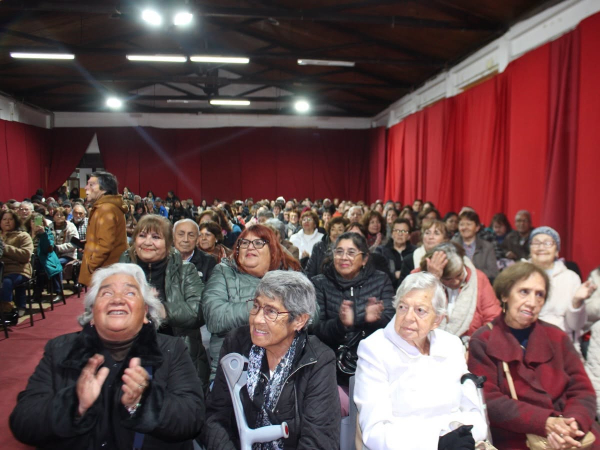 M&aacute;s de 350 personas reviven las canciones del ayer en la Velada del Recuerdo de San Antonio