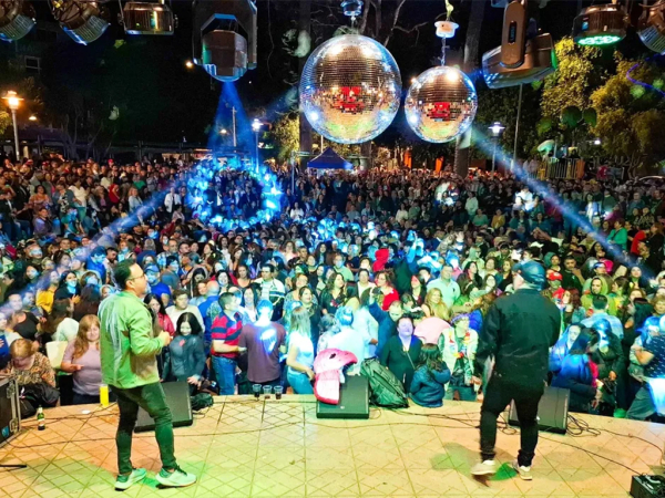 Llolleo se viste de los 80: m&uacute;sica, espuma y baile para cerrar el a&ntilde;o