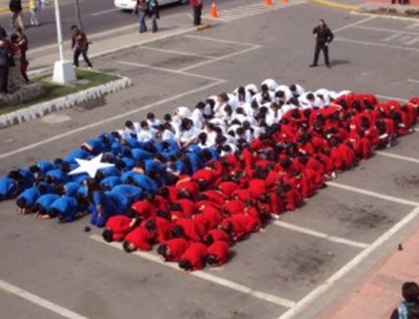 Estudiantes protagonizaron bandera humana