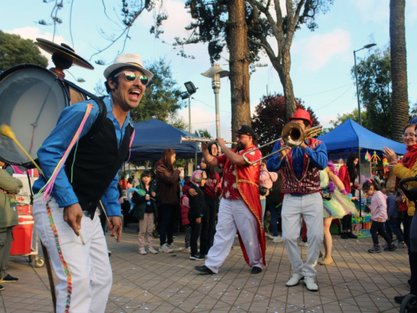 Con muchos juegos y diversión se vivió la Fiesta Infantil en la Plaza de Llolleo