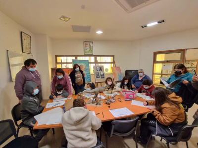 Niños y niñas aprenden sobre la prehistoria con entretenido Taller de Paleoarte