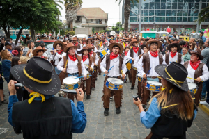 Miles de personas se re&uacute;nen en el primer desfile previo al Carnaval de Murgas y Comparsas 2026