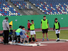 Niños y jóvenes de los talleres deportivos municipales rodaron la pelota en la cancha del Estadio Olegario Henríquez