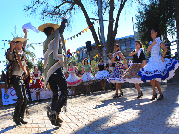 Colores y Sonidos de mi Tierra invita a disfrutar del folclore cada domingo en la plaza de Llolleo