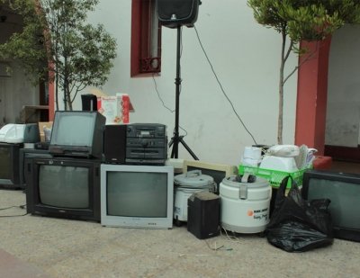 Con gran concurrencia en "kiosko eco-canJe"