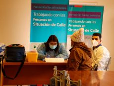 Programa Calle y Cesfam 30 de Marzo realizan operativo de vacunaci&oacute;n