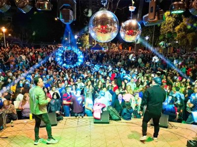 Llolleo se viste de los 80: música, espuma y baile para cerrar el año