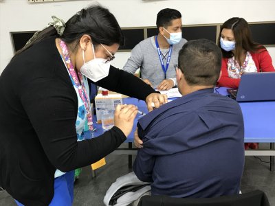 Funcionarios Municipales de San Antonio que atienden público se vacunan contra el covid-19