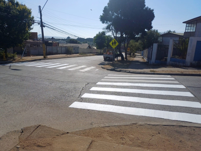 Contin&uacute;an los trabajos de demarcaci&oacute;n de pasos peatonales cercanos a establecimientos educacionales de la comuna