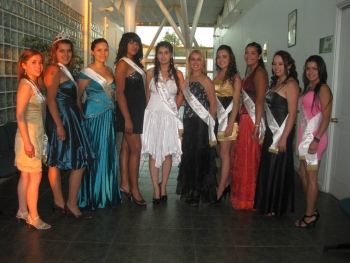 Con alegr&iacute;a, m&uacute;sica y baile miles de sanantonionos y turistas disfrutaron de una jornada m&aacute;s del Carnaval de Verano