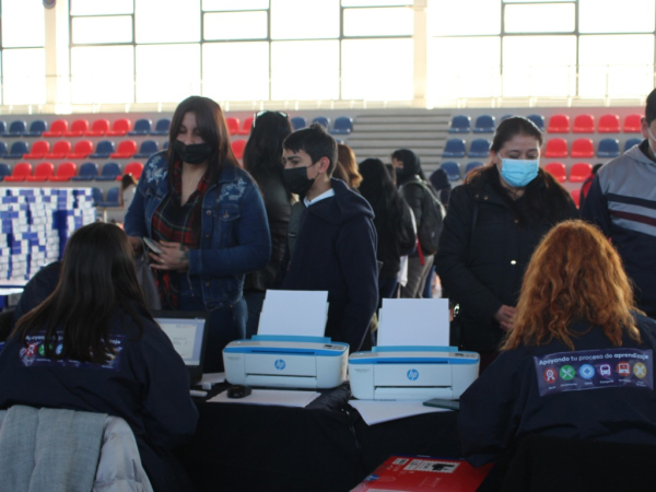 Estudiantes de la comuna reciben la Beca Tecnolog&iacute;as de la Informaci&oacute;n y Comunicaci&oacute;n (TIC)