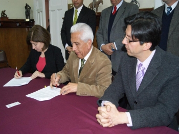 Permitir&aacute; que funcionarios se capaciten Municipio firma convenio con instituto Iacc