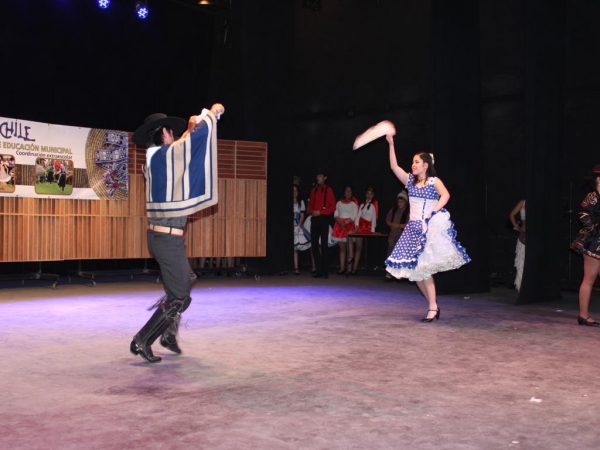 Estudiantes se lucieron en presentaci&oacute;n de Danzas de Chile